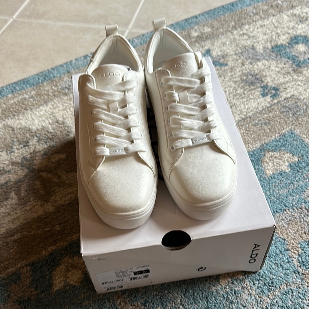 New size 8 women’s Aldo White Sneakers